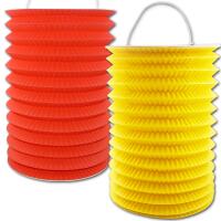 Papier-Zuglaternen in rot und gelb aus schwer entflammbarem Material.