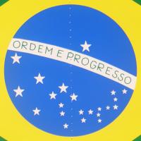 Großaufnahme des Dekohänger Brasilien Flagge 28 cm aus Karton.