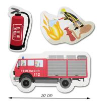 Kindergeburtstag Tischdeko mit Feuerwehrauto, Feuerwehrmann und Feuerlöscher Motiven aus Karton.