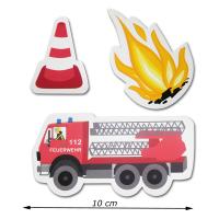 Kindergeburtstag Tischdeko mit Feuerwehrauto, Feuer und Verkehrsleitkegel Motiven aus Karton.
