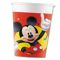 Kindergeburtstag Pappbecher mit lustigem Mickey Mouse Motiv auf rotem Hintergrund.