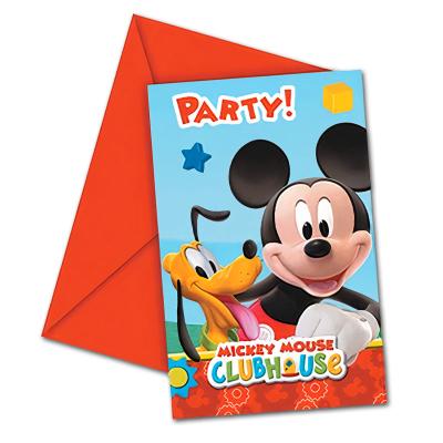 Bunte Kindergeburtstag Einladungskarten Mickey Mouse aus Karton mit roten Umschlägen aus Papier und Größenangaben.