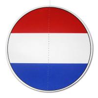 Runder, beidseitig bedruckter Dekohänger aus Karton mit Niederlande Flagge Motiv und transparenter Nylonschnur zum Aufhängen. (13,5 cm Durchmesser)