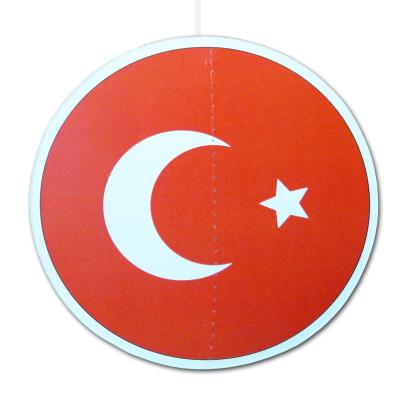 Runder, beidseitig bedruckter Dekohänger aus Karton mit Türkei Flagge Motiv und transparenter Nylonschnur zum Aufhängen.
