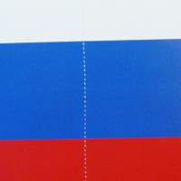 Großaufnahme des beidseitig bedruckten Dekohänger Russland Flagge mit eingenähter Nylonschnur für mehr Stabilität.