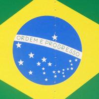 Großansicht des beidseitig bedruckten Dekohänger mit Brasilien Flagge Motiv und transparenter Nylonschnur zum Aufhängen.