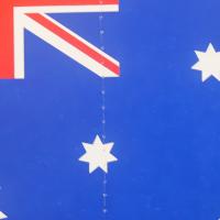Großansicht des beidseitig bedruckten Dekohänger Australien Flagge mit 13,5 cm Durchmesser und Nylonschnur zum Aufhängen.
