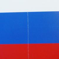 Großaufnahme des Russland Flagge Dekohängers 28 cm aus Karton mit eingenähter Nylonschnur.
