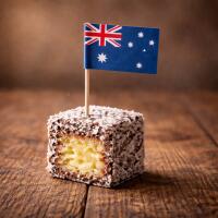 Lifestyle Bild eines Australien Flaggenpickers in einem australischen Lamington cake