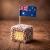 Lifestyle Bild eines Australien Flaggenpickers in einem australischen Lamington cake