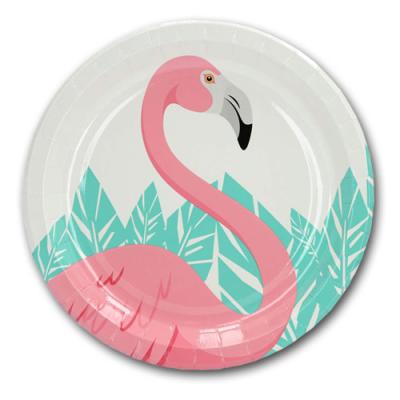 8 weiße Pappteller mit rosa Flamingo und grünen Blättern als Motiv.