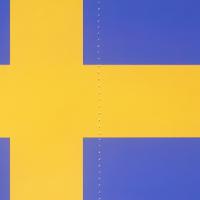 Vergrößerte Ansicht des runden Dekohängers mit Schweden Flagge Motiv aus Karton.