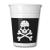 Plastikbecher mit Piraten Flagge Motiv Jolly Roger in schwarz-weiß.