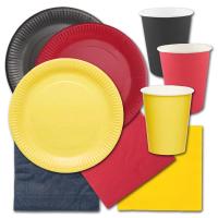 Partygeschirr Set mit schwarzen, roten und gelben Papptellern, Pappbechern bzw. Papierservietten.