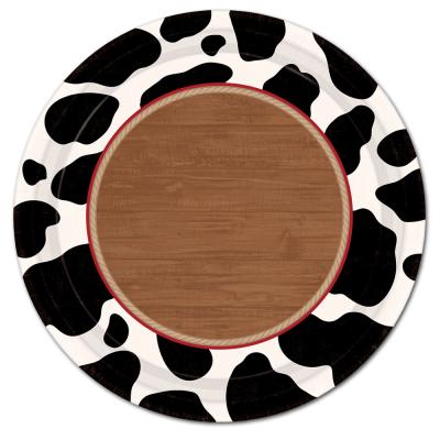 Pappteller mit schwarz-weißen Kuhfell Flecken & Holz Muster.