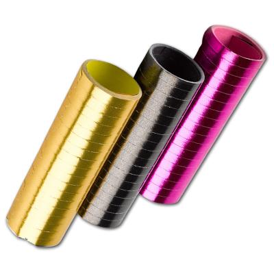 Großansicht der metallic farbenen Papier-Luftschlangen in schwarz, gold und lila.