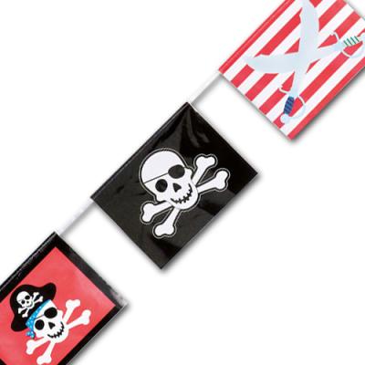 Kindergeburtstag Pirat Wimpelgirlande aus Kunststoff mit Jolly roger und Piraten Säbel Motiven.