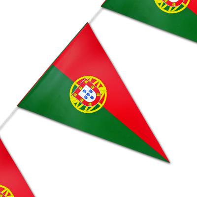 Wimpelgirlande mit rot-grünen Portugal Fahnen und Abmessungsanzeige.