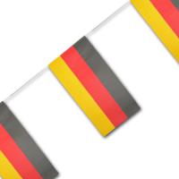 Fahnenkette mit Deutschland Flaggen in schwarz-rot-orange