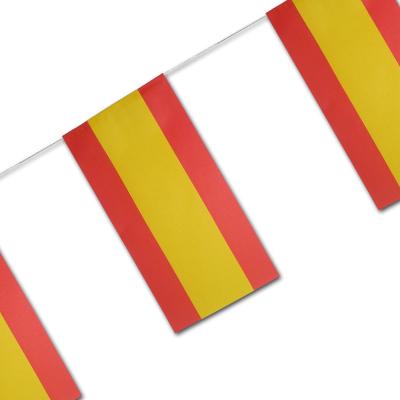 Einzelne Spanien Flagge aus schwer entflammbarem Papier in Großaufnahme.