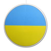Runder, beidseitig bedruckter Dekohänger aus Karton mit blau-gelber Ukraine Flagge Motiv und transparenter Nylonschnur zum Aufhängen. (13,5 cm Durchmesser)