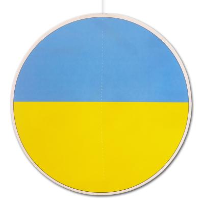 Großaufnahme des Ukraine Flagge Dekohänger mit 28 cm Durchmesser aus Karton.