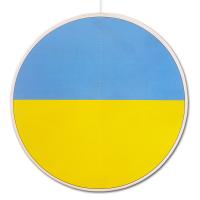 Großer, runder Dekohänger mit Ukraine Flagge Motiv aus Karton, beidseitig bedruckt, ca. 28 cm Durchmesser, mit Nylonschnur zum Aufhängen.
