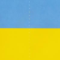 Großaufnahme des Ukraine Flagge Dekohänger mit...