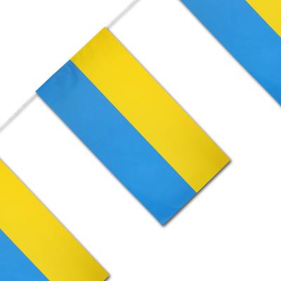 Papier Fahnengirlande mit Ukraine Flaggen in blau-gelb und Abmessungsanzeige.