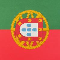 Großaufnahme einer Flagge der Fahnenkette Portugal.