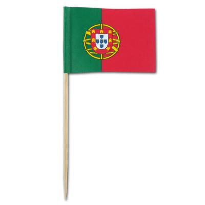 Detailansicht der Portugal Flagge mit Wappen auf dem Holz Partypicker.
