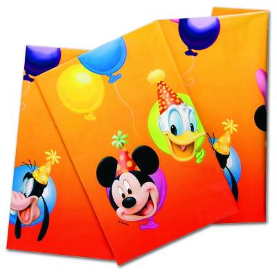 Großaufnahme der orangen Kindergeburtstag Kunststoff Tischdecke mit Mickey Mouse Motiven.