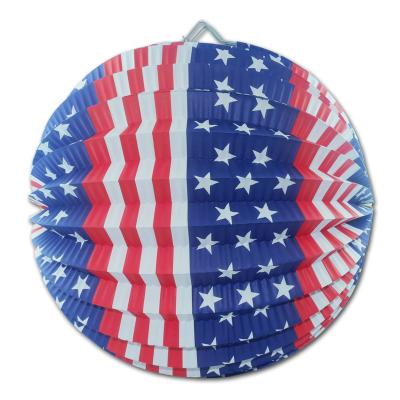 Papier-Lampion im Design der USA Flagge (Stars and Stripes) in blau-rot-weiß.