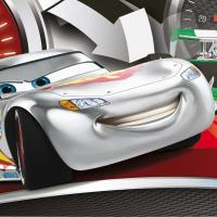 Großaufnahme des Kindergeburtstag Tischtuchs mit Cars Motiv von Lightning McQueen in silber.