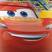 Großaufnahme des Cars Motives von Lightning McQueen für den Kindergeburtstag Partytisch.